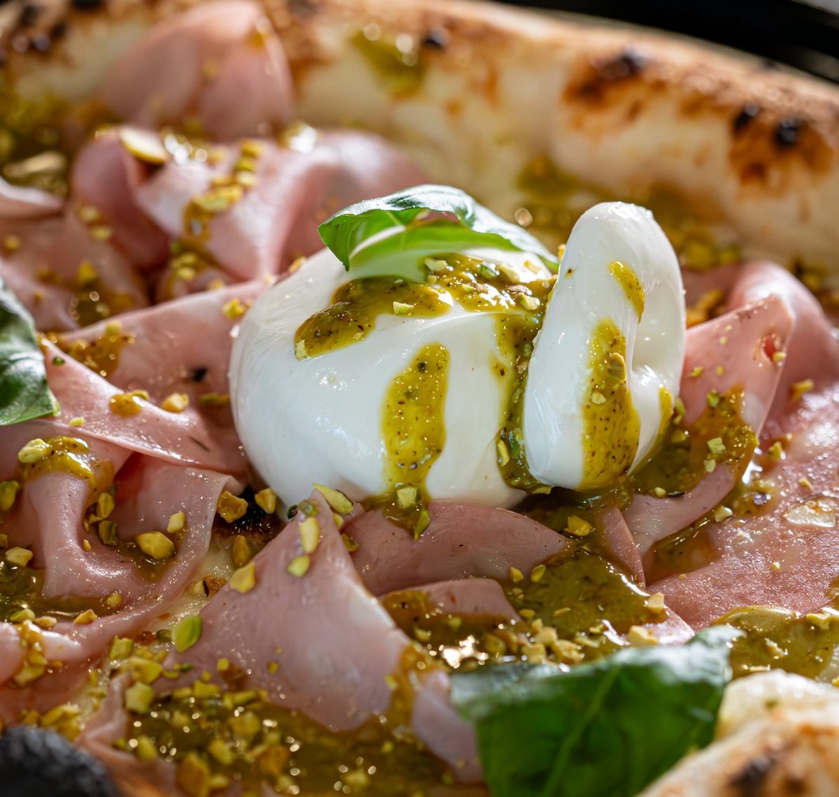Dettaglio pizza contemporanea con burrata e pistacchio